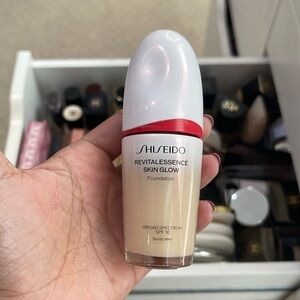 Shiseido revitalessence skin glow foundation